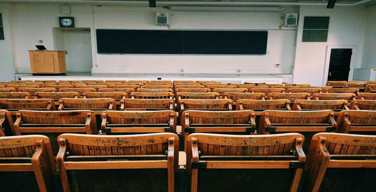 sedie vuote in un'aula scolastica