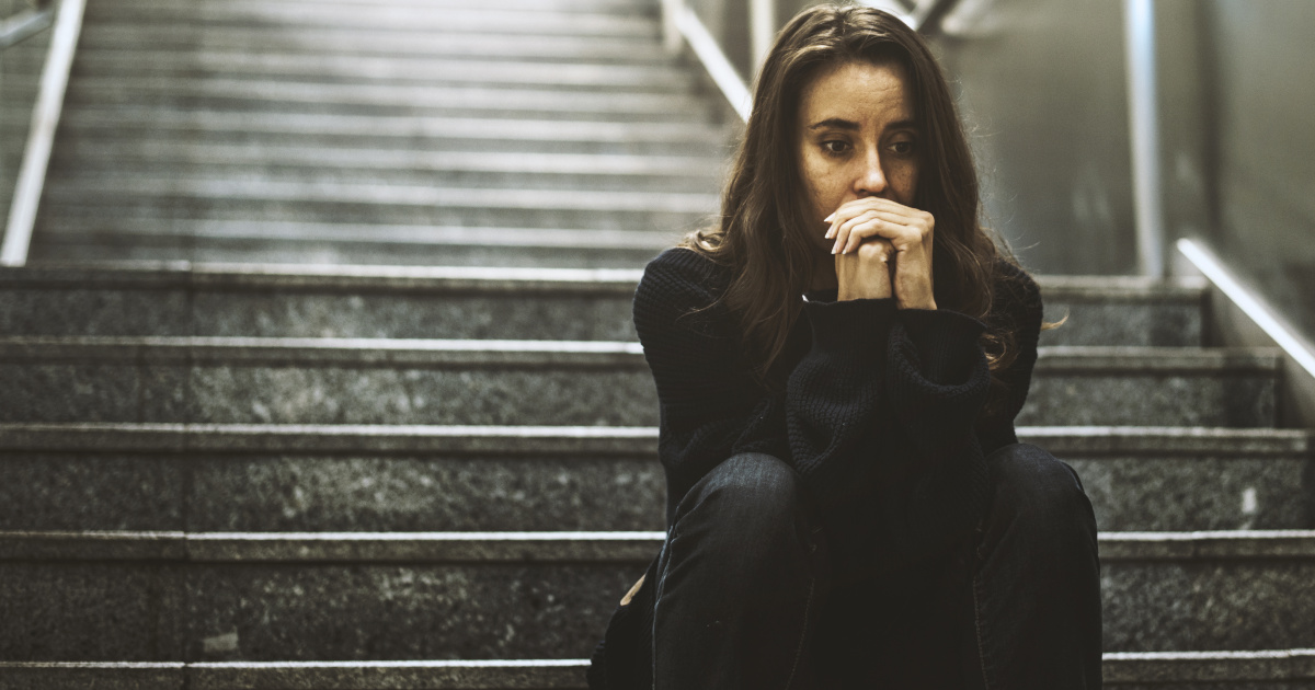 ragazza su gradini