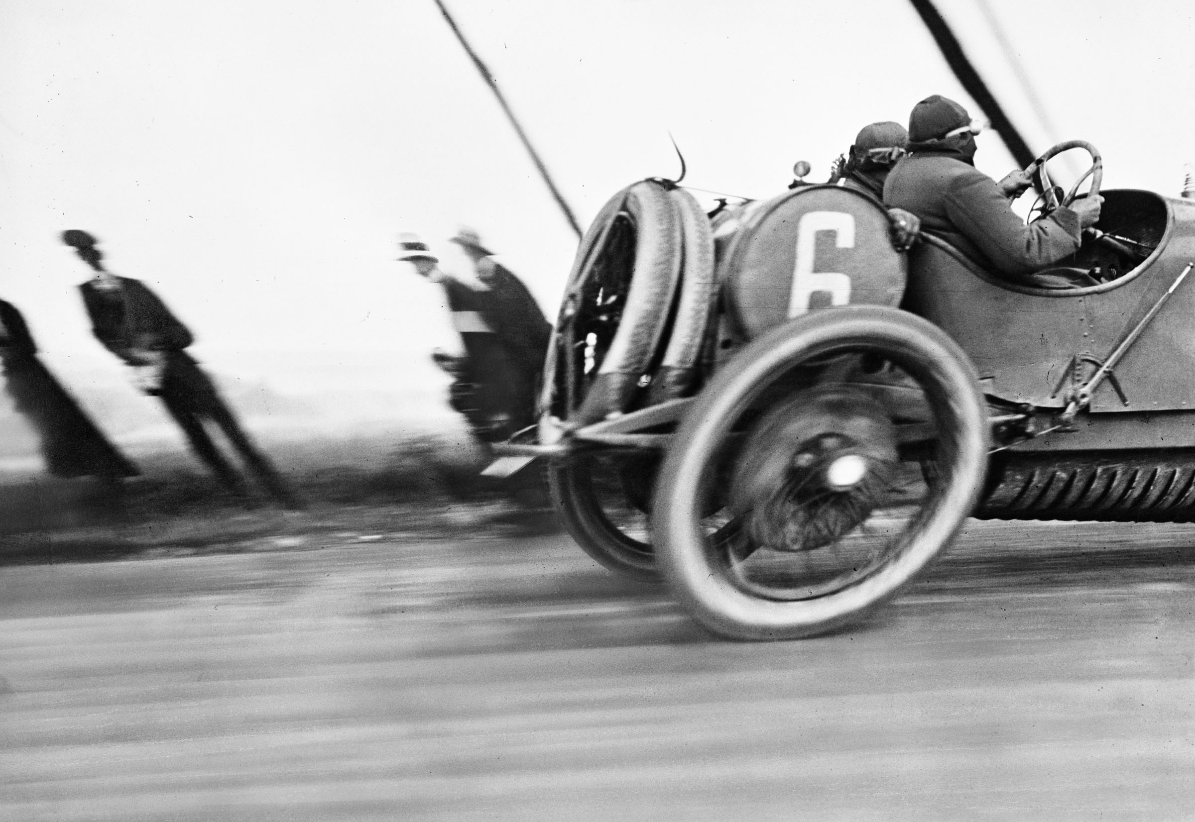 Jacques Henri Lartigue, "Grand Prix de l'Automobile Club de France dite aussi L'automobile déformée", 1913 mais datée et diffusée par Lartigue de 1912 © Ministère de la Culture (France)