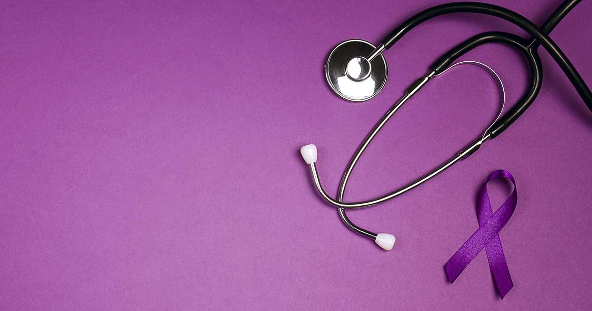 stetoscopio su fondo viola