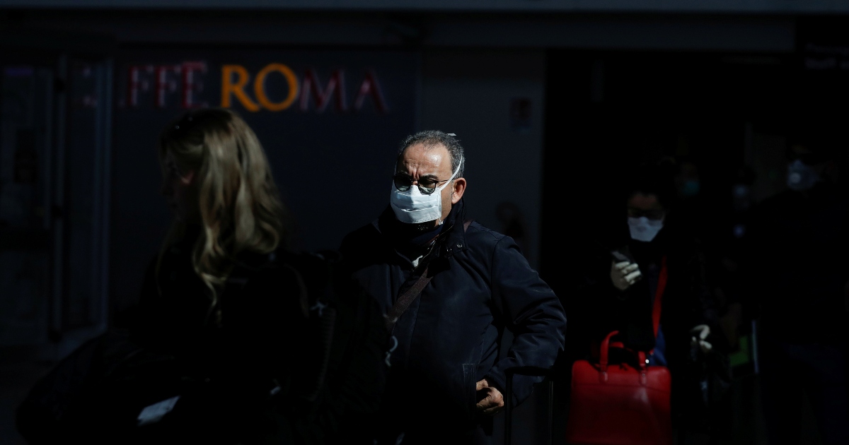 uomo con mascherina coronavirus uomo con mascherina coronavirus