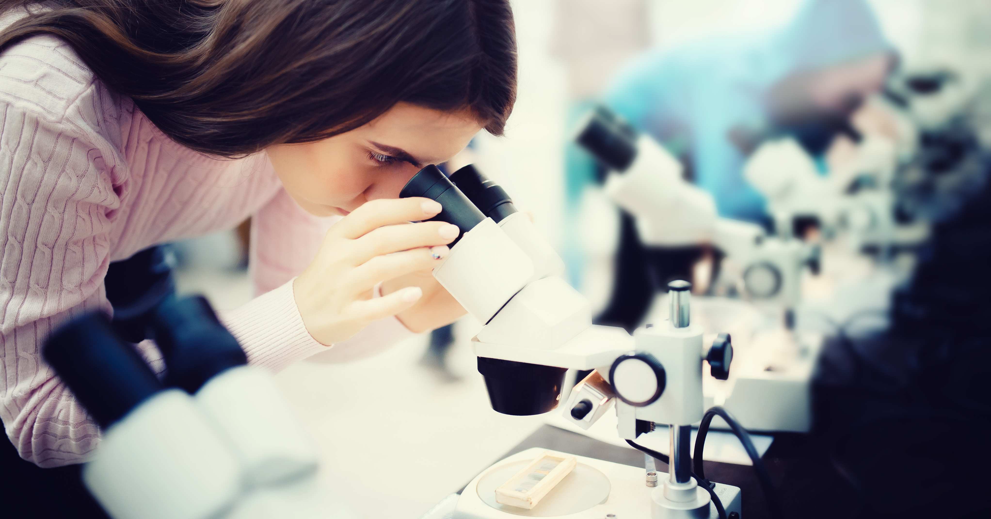 ragazza al micrscopio