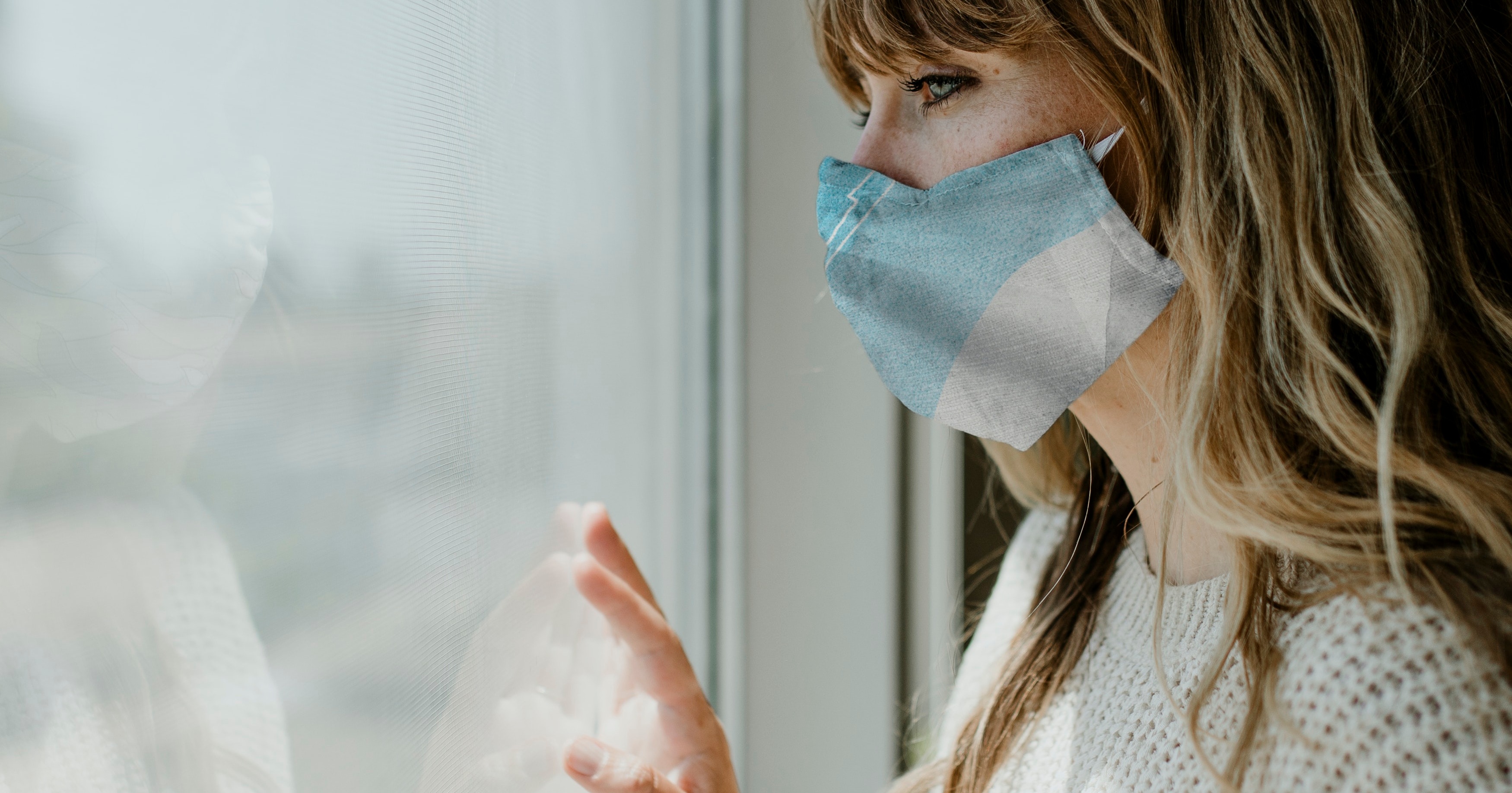 donna con mascherina