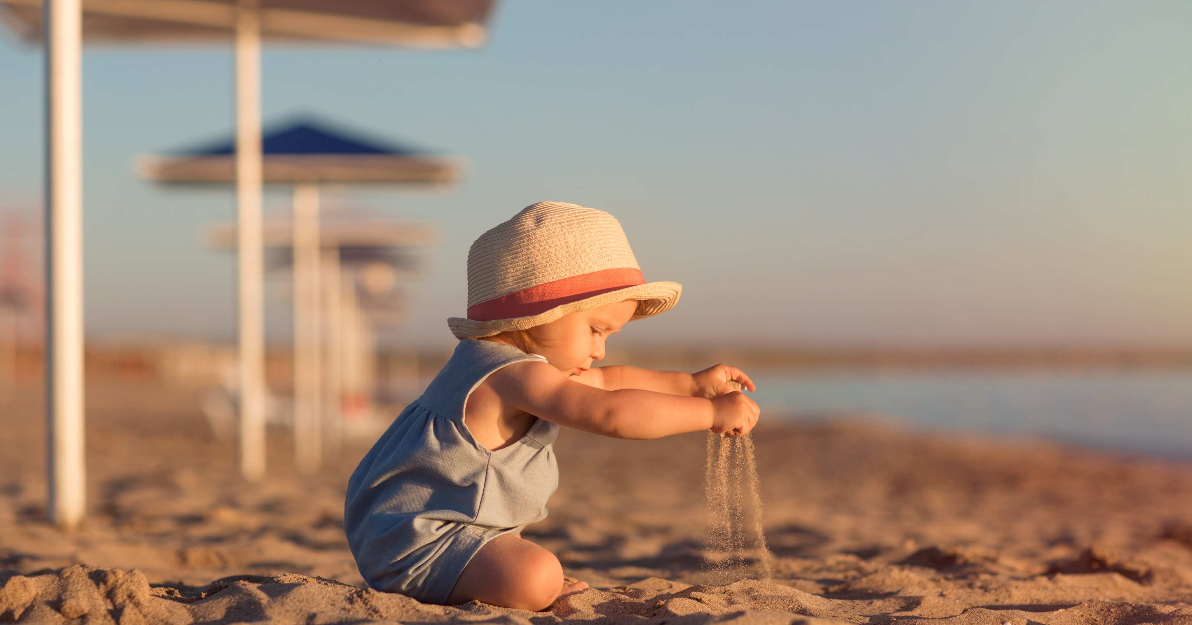 bambino in spiaggia bambino in spiaggia