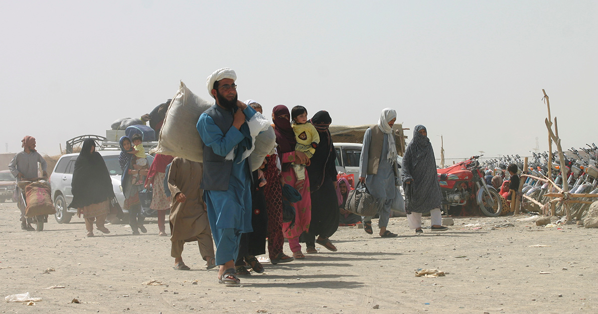 Profughi afgani al confine con il Pakistan. Foto: Reuters