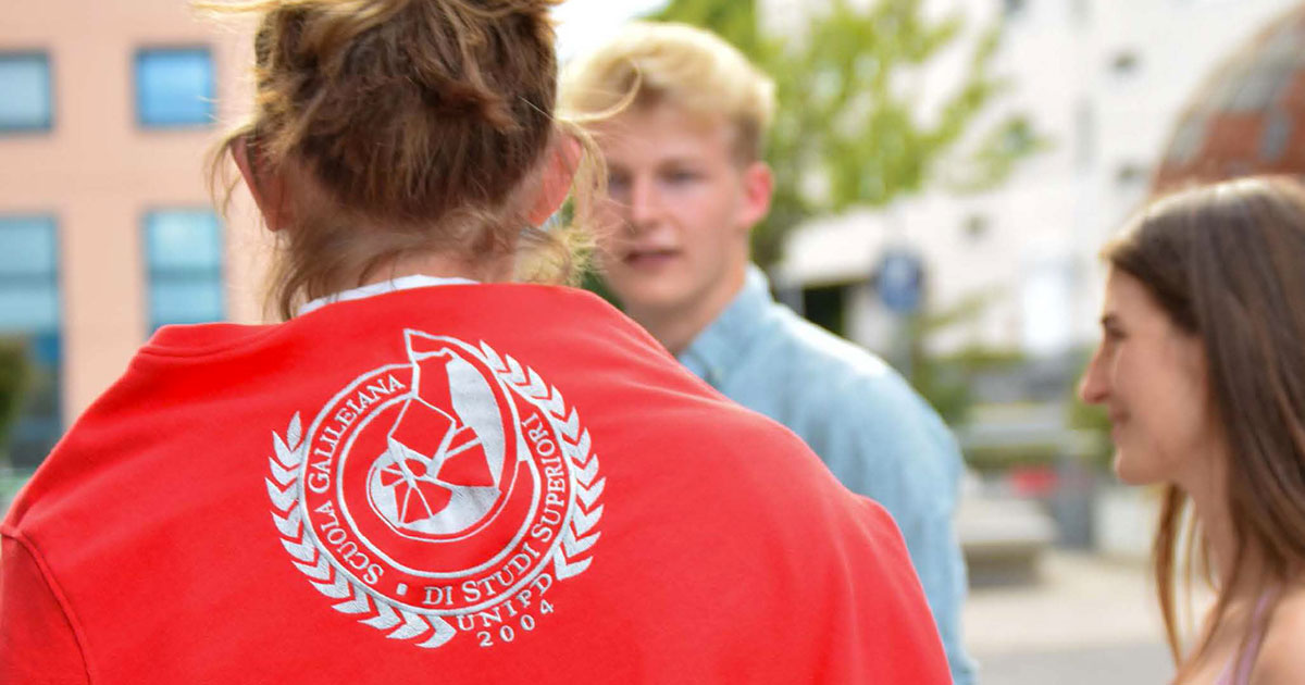 ragazza con felpa galileiana