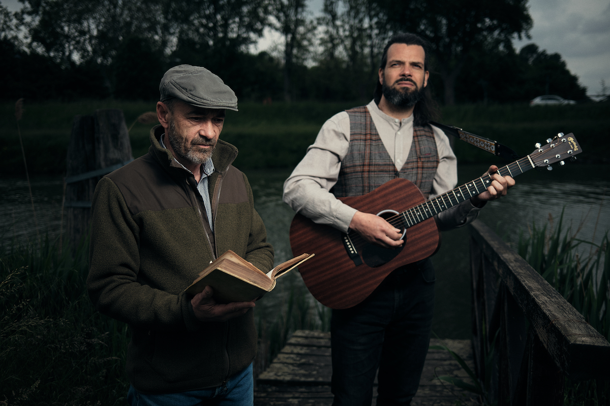 Lucio Montecchio, accompagnato dalla chitarra di Giorgio Gobbo
