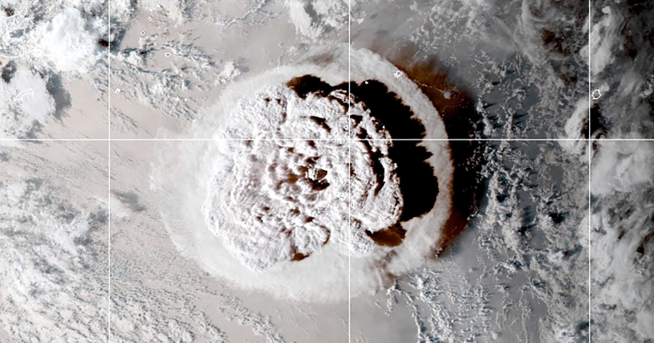 Eruzione di Hunga Tonga-Hunga Ha'apai. CIRA/NOAA/Handout via REUTERS