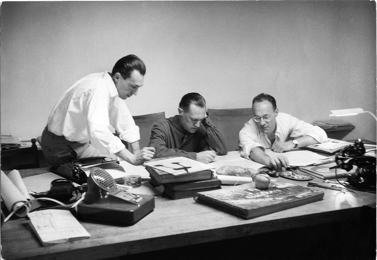 Dal libro "Affetti e oggetti. Cenni di un'antropologia famigliare alla Castiglioni" - Irma e Achille con la gatta Giuseppina, Milano, 1966.  Courtesy Corraini Edizioni 