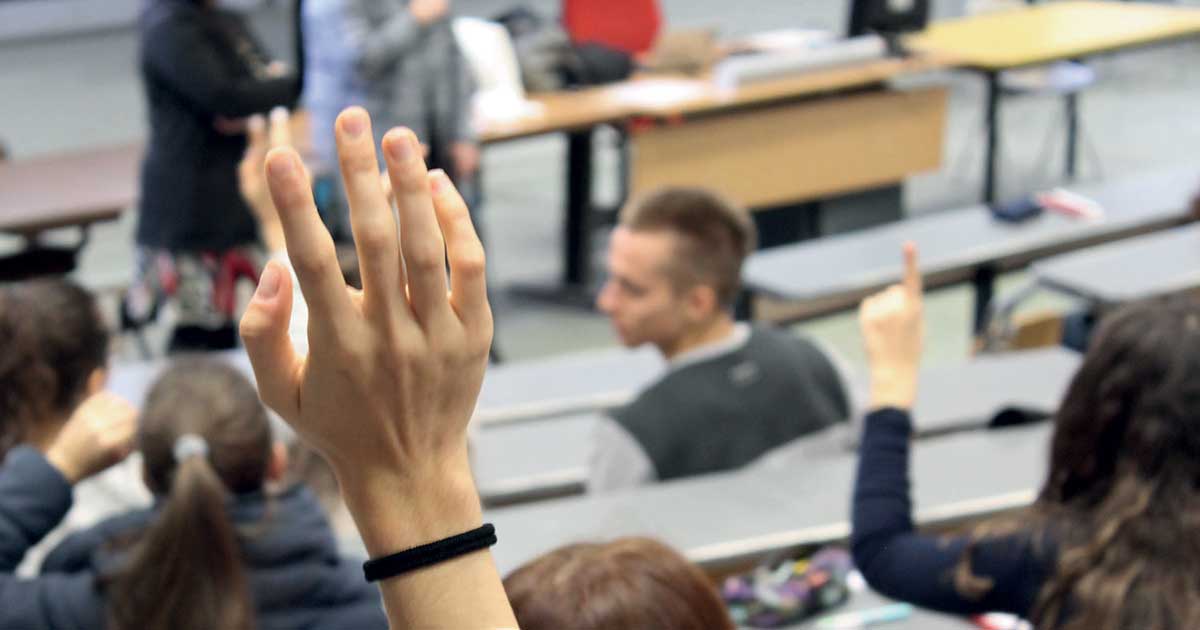 mano alzata in classe