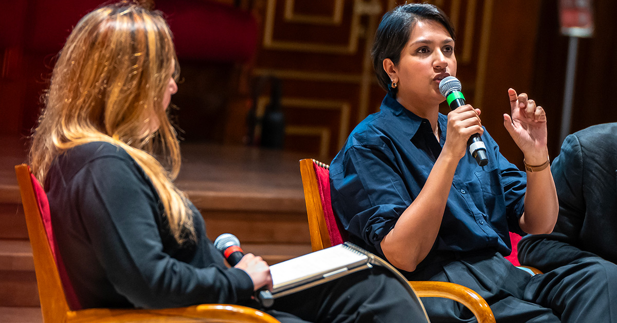 Un momento del dialogo tra Angela Saini ed Elisabetta Tola in Aula magna, università di Padova. Foto: Alessandra Lazzarotto