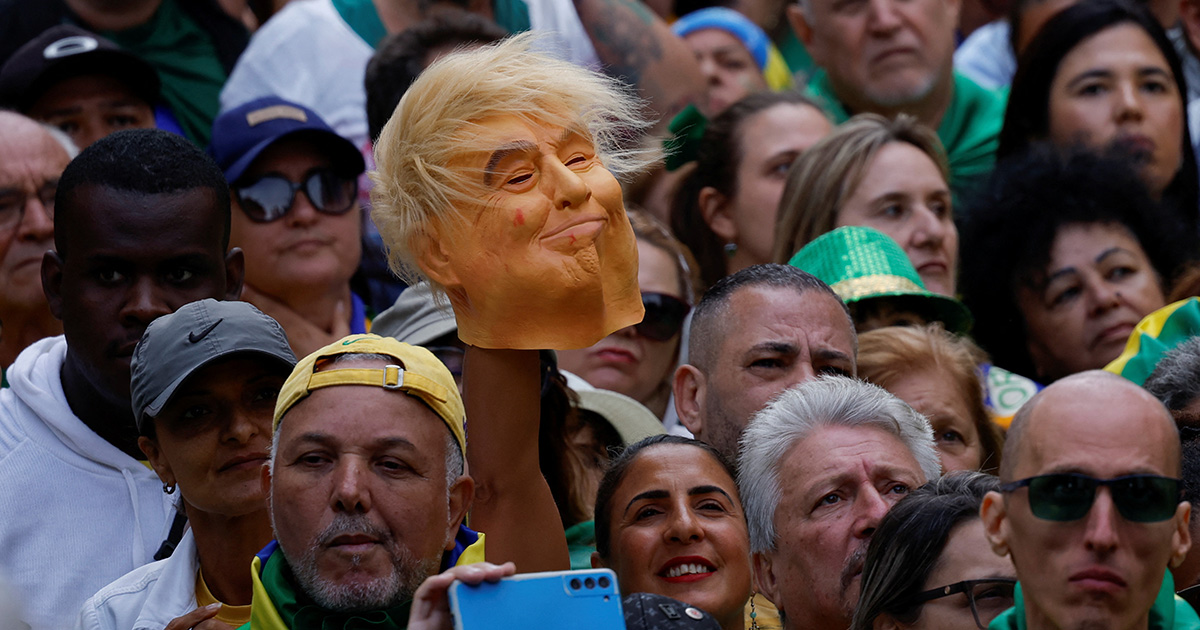 Una maschera di Trump durante la manifestazione pro-Bolsonaro in Brasile. Foto: Reuters Una maschera di Trump durante la manifestazione pro-Bolsonaro in Brasile. Foto: Reuters