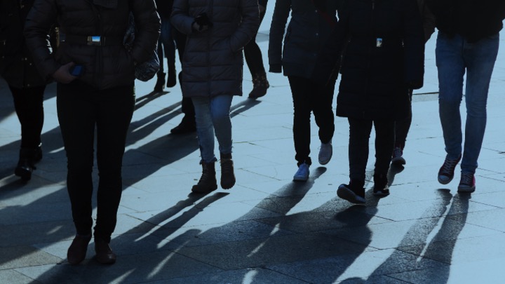 persone che camminano