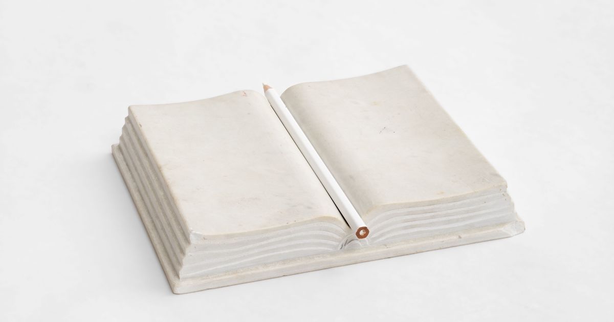 libro di pietra aperto pagine bianche