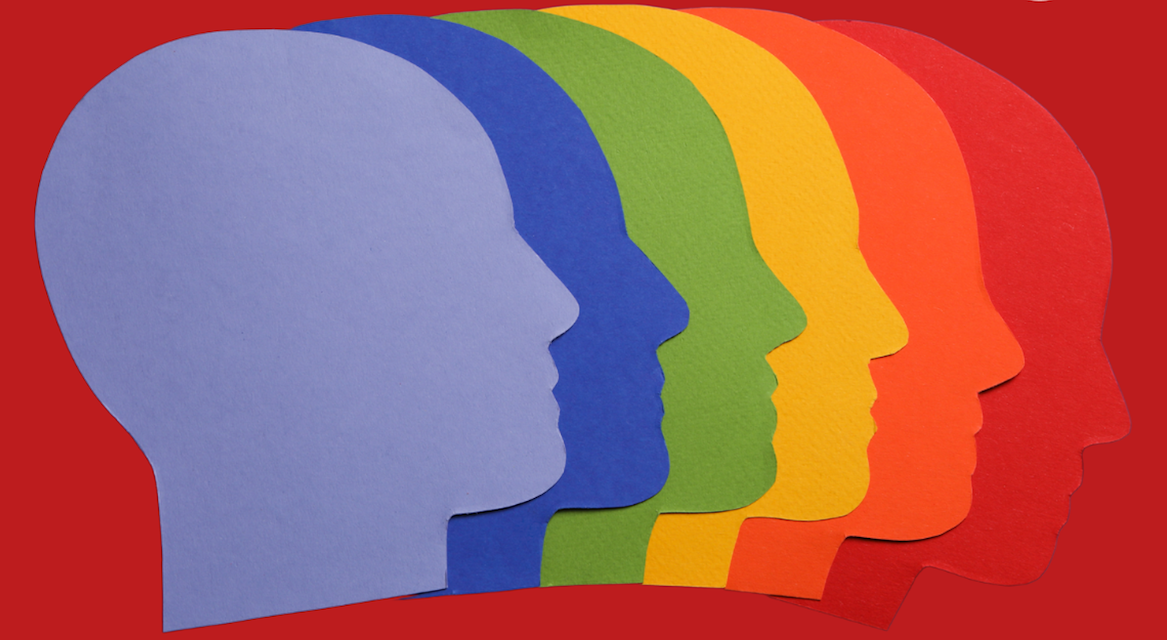 profili teste colorate su sfondo rosso