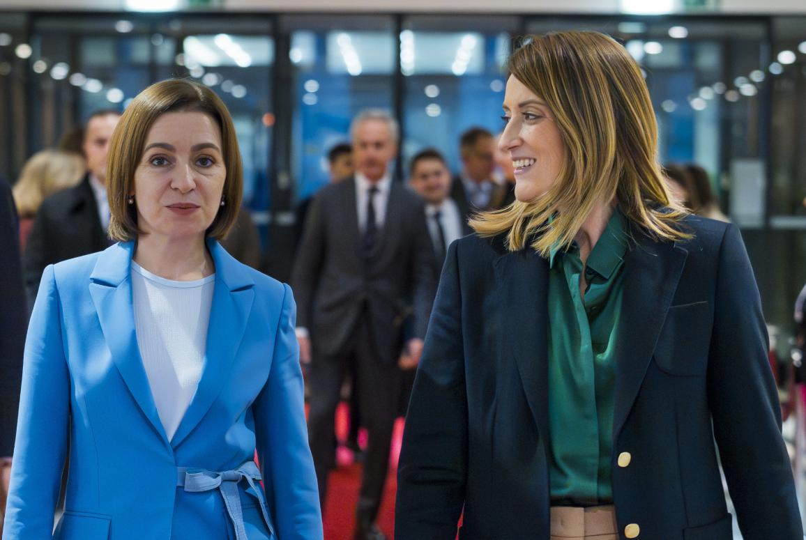 La Presidente della Moldavia Maia Sandu (a sinistra) in visita al Parlamento europeo nel dicembre 2024 a seguito della sua rielezione.