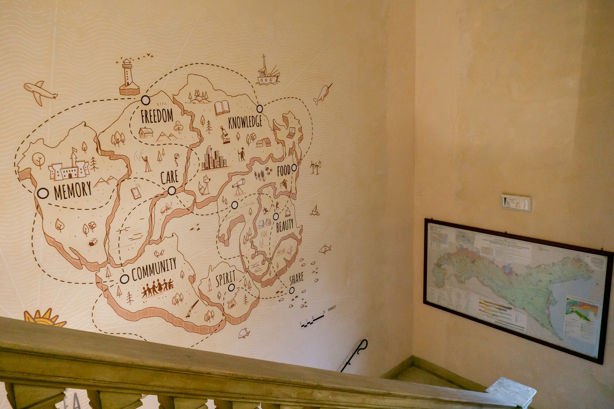 scalone con cartina murale