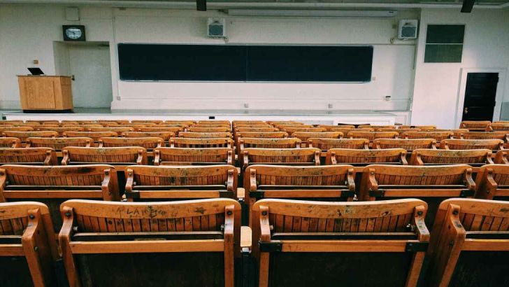 sedie vuote in un'aula scolastica