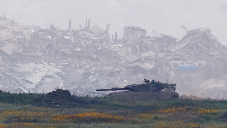 Un carro armato israeliano tra le rovine di Gaza. Foto: Reuters/Amir Cohen