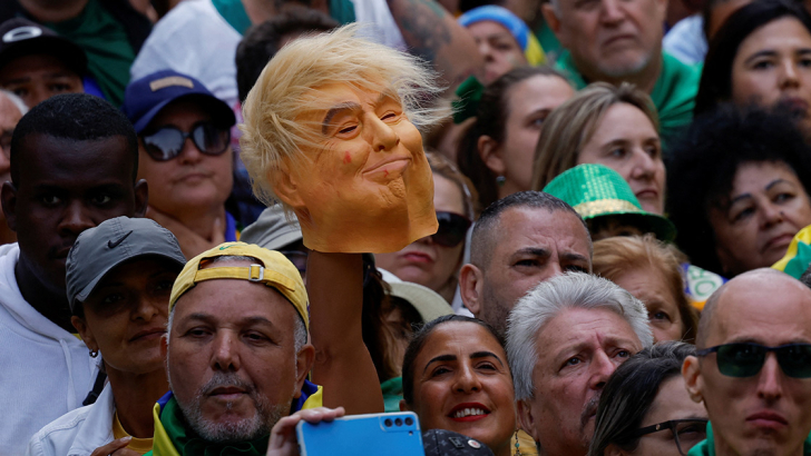 Una maschera di Trump durante la manifestazione pro-Bolsonaro in Brasile. Foto: Reuters